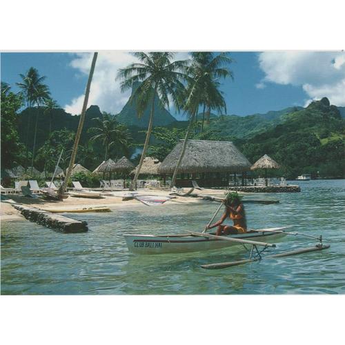 jeune tahitienne en pirogue en face du club bali hai de moorea | Rakuten