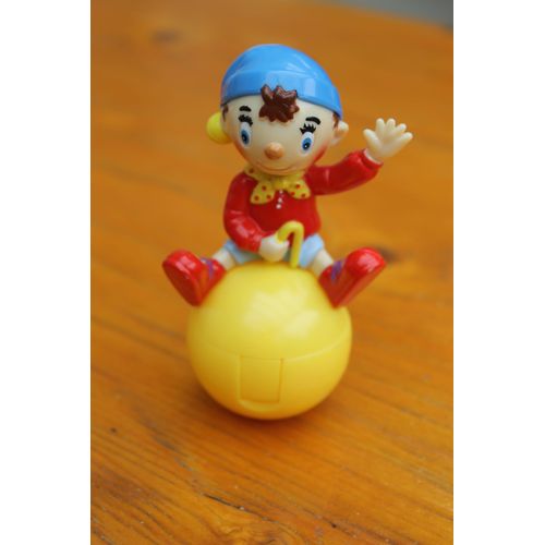 Oui Oui Assis Sur Boule 