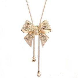Long collier pendentif noeud papillon orné de swarovski Elèments argenté GLAM Long collier pendentif noeud papillon orné de swarovski Elèments argenté GLAM