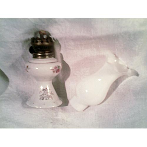petite lampe a meche en porcelaine avec verre blanc
