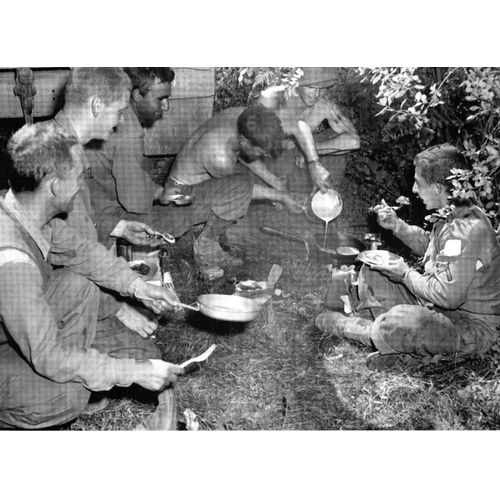 Ww2 - Pause Repas Au Front - Juvigny-Le-Tertre 11 Août 1944