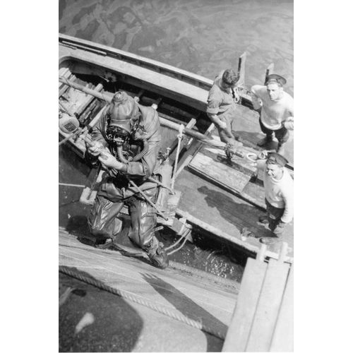 Ww2 - Scaphandrier De La Royal Navy Au Pont Tournant À Cherbourg