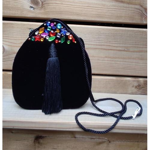 Sac à Main Vintage Axel David en Bandoulière pour Femme En Velours Noir avec pompon et Pierres Décoratives Sac rigide Fermeture bouton aimanté. En trés bon état