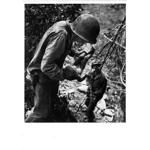 Ww2 - Un Us Marine Recueille Un Bébé Japonais Blessé - Bataille De Saipan - Juin 1944