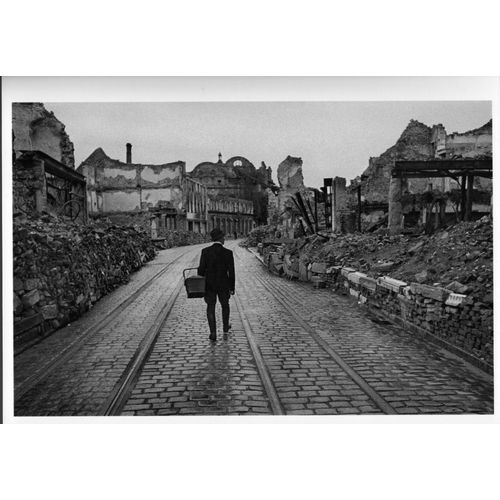 Ww2 - Fribourg-En-Brigau (Allemagne) 1945 - Un Homme À La Recherche De Nourriture