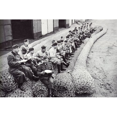 Ww2 - Brest - Les Allemands Font La Pause Kasse-Kroute Sur Les Filets De Protection