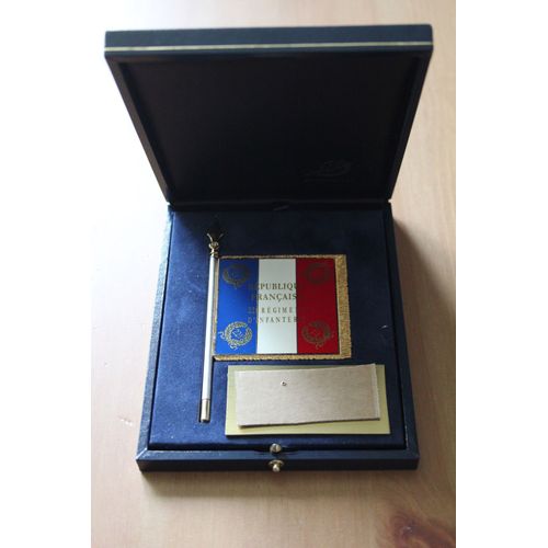 Medaille Du Drapeau En Metal Noble, Du 22 Eme Regiment D'infanterie  Dans Son Coffret