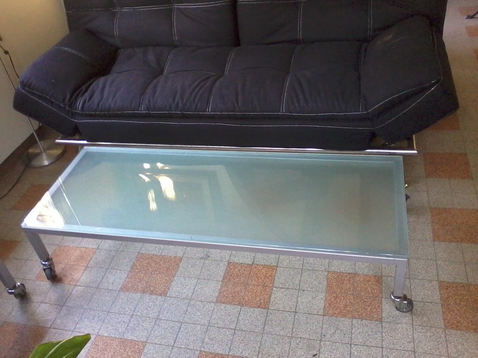 Table Basse  En Verre Teinté, Pieds Métal Sur Roulettes