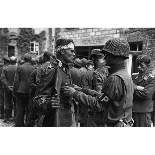 Ww2 - Fouille D'un Officier Ss Par Un Mp Américain