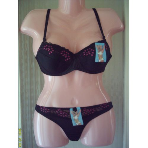 Ensemble Lingerie: Soutien Gorge & String: Noir & Fuchsia. Marque : Fc7.