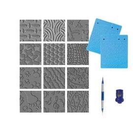 12 motifs 1003731 et Stylet 3 pointes de gaufrage Avec 6 plaques à double faces Fiskars Plaques de textures Set de démarrage 