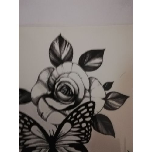 Grande Plaque De Trois Tatouages Accroches Les Uns Aux Autres : 1 Rose, Un Papillon Et Un Tournesol.