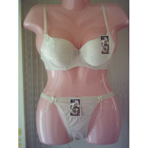 Ensemble Lingerie Soutien Gorge & Culotte: Beige Avec Broderie. Marque: Fc7