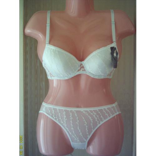 Ensemble Lingerie Soutien Gorge & String, En Blanc, T: 44/ 100. Marque:  Reality 