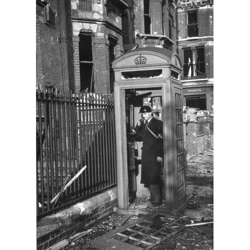 Ww2 - Cp - Préposé À La Défense Civile Pendant Le Blitz À Londres