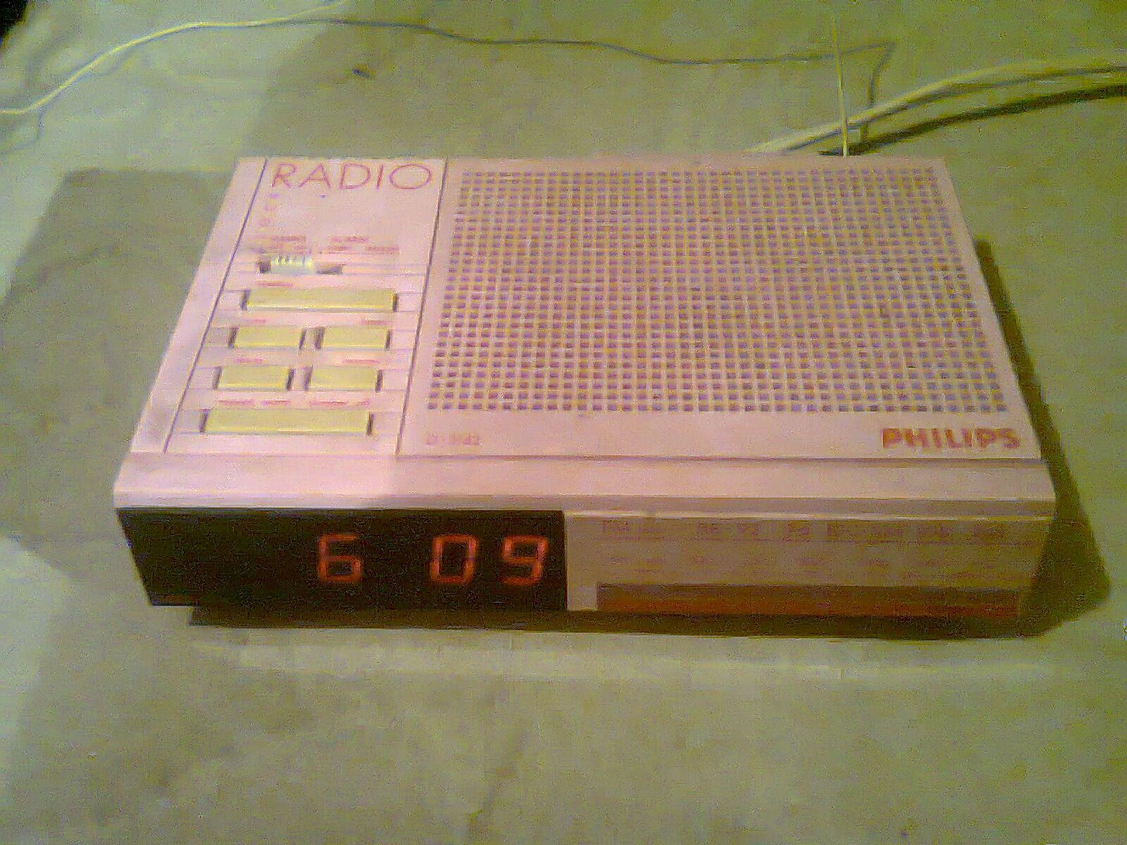 Vintage radio despertador de Philips, modelo D 3142. Fabricado en