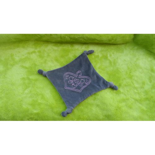 doudou de couleur gris sourie plus une couronne rose drodee dessu 16 sur 16 cm