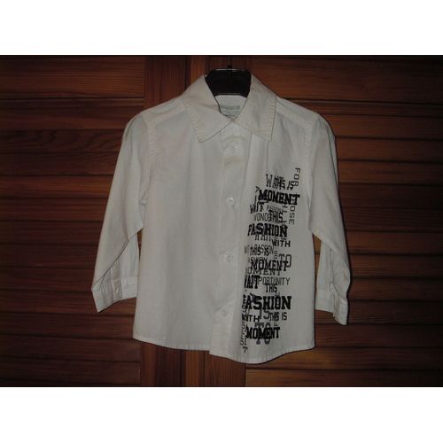 Chemise Col V De Marque Kimbaloo De Couleur Blanche ,Fantaisie :Sérigraphie "This Is Moment Wait Fashion " De Couleur Noir Et Gris ,Sur Le Coté Gauche À L'avant ,Taille 2 Ans ,100% Coton .