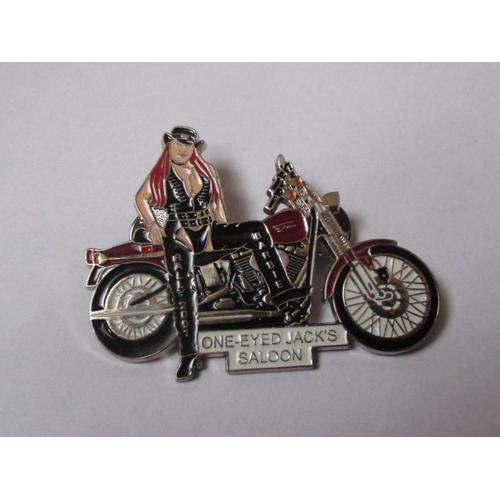 Pin's Pin Up - Moto - Harley Davidson / Rassemblement One Eyed Jack's Saloon (Usa - Barbie Rally 2001 - Double Accroche) - Longueur: 6,5 Cm