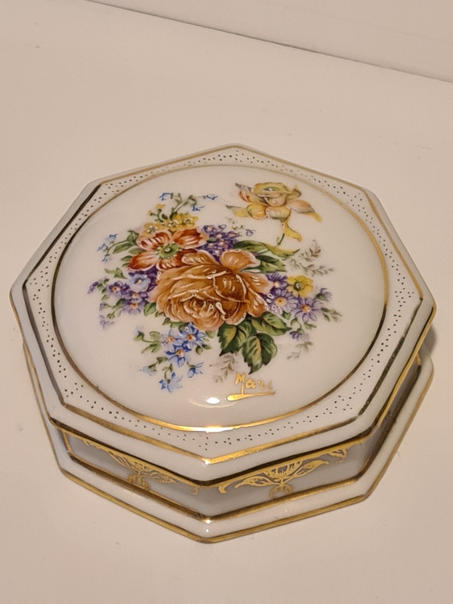 Bonbonnière porcelaine de Limoges réhaussée main décor floral signée Marc