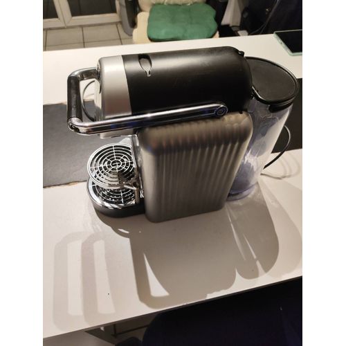 cafetière Nespresso pro très peu servi en très bon état