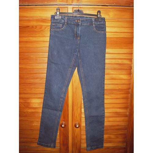 Jean Fille De Marque Eilook ,Taille 12 Ans ,5poches ,De Couleur Bleu ,Surpiqûres Oranges ,Coupe Droite ,Fermeture Bouton Et Zippée ,Entre Jambes 72 Cm .