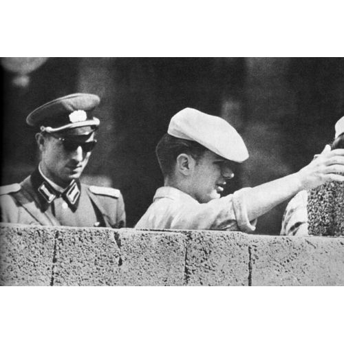 Militaria - Construction Du Mur De Berlin - Un Maçon... Un Vopo
