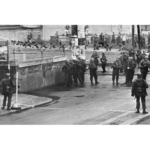 Militaria - Construction Du Mur De Berlin Sous Haute Surveillance