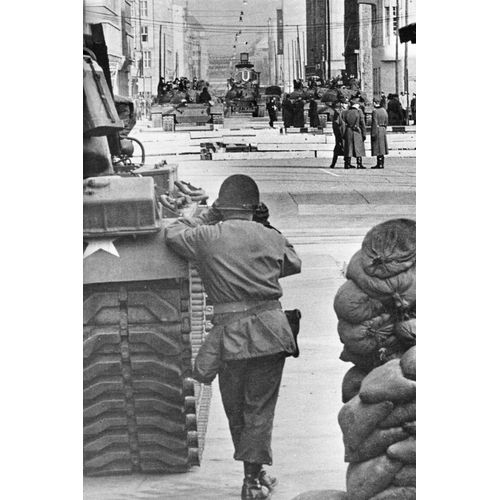 Militaria - 28/10/61 - Chars Russes Et Américains Face À Face Au Check-Point Charlie À Berlin