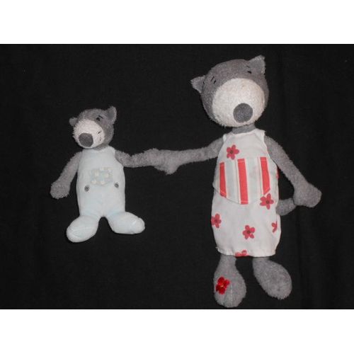 Doudou Peluche Maman Loup Grise Blanc  H 24 Cm Robe Blanche À Fleur Rouge Et Rayé  Et Son Bébé H 13 Cm En Babygro Bleu - Carréblanc Carré Blanc