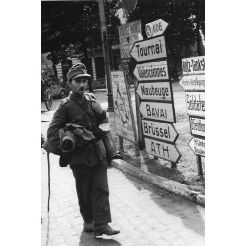 Ww2 - Photo - Un Allemand En Retraite Cherche Sa Route Dans Le Nord De La France