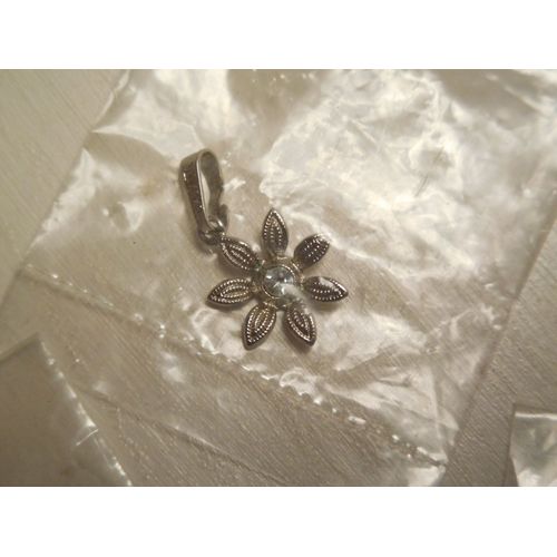 Pendentif Argenté Fleur Avec Strass
