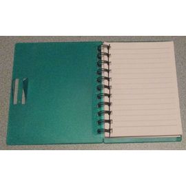 Carnet De 96 Feuillets Lignés 10.5x14.5cm Présenté Dans Une Couverture Plastifiée Rigide Verte Avec Fixation Murale