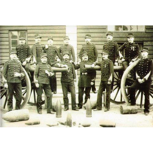Militaria - Années 1900 - Groupe D'artilleurs Et Deux Canons Au Fort De Querqueville