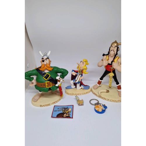 Collection Personnages Asterix. Recoller (Ou/À ). Écusson Asterix, Pins Asterix Et Porte Clé Obelix