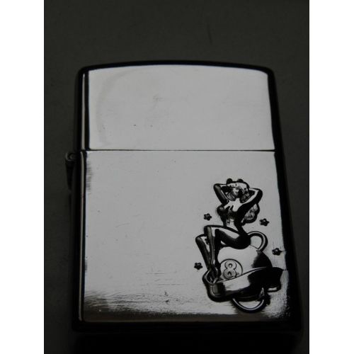 Briquet Tempête À Pétrole - Argenté Avec Femme Sexy En Relief