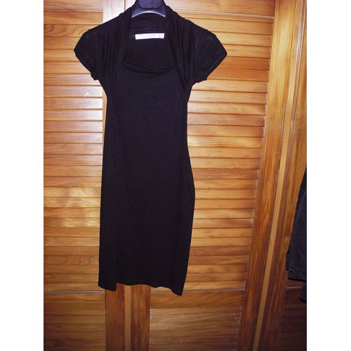 Robe D'été De Marque Zara Collection ,De Couleur Noire ,Manche Courte Froncées Aspect Chale ,Taille S ( 36 ),96% Viscose ,,4% Élastane ,Dimensions :Longueur 82 Cm ,Largeur Épaule ,Poitrine 30 Cm .