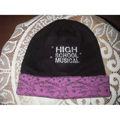 Bonnet Disney " High School Musical "De Couleur Noire ,Bord Rose Imprimé Prénoms Et Étoiles De Couleur Noire ,Logo Brodé Fil Argenté Agrémenté De 3 Strass ,Taille Unique ,100% Acrylique .