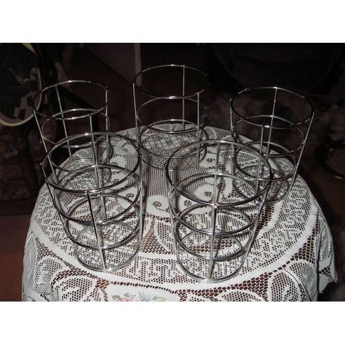 Lot De 4 Caches Pots Et Leur Panier De Rangement En Aluminium ,Dimensions :Diamètre Cache Pot Vers Le Haut 9 Cm ,À La Base 7 Cm ,Hauteur 12 Cm ,Diamètre Du Panier 9,5 Cm ,Hauteur 12 Cm .