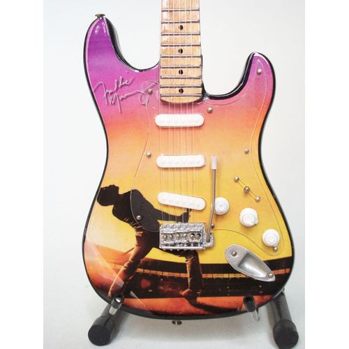 Guitare Miniature Style Stratocaster Bohemian Rhapsody De Freddie Mercury De Queen