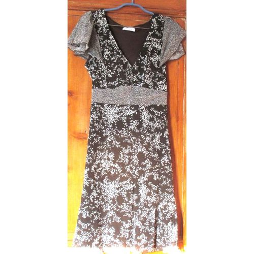 Robe Élégante En Voile Marron Imprimé Blanc- Sans Manches Mais Avec Un Léger Mancheron Volanté-Encolure En V-Bandeau Soulignant La Taille À Nouer Au Dos - Yessica- Taille 46 - 100%Nylon -Jamais Portée