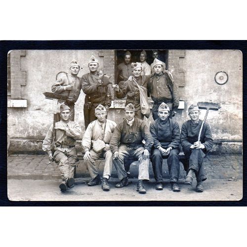 Carte Postale Ancienne, France, Les Copains De Régiment Posent Pour La Photo Souvenir, Balais, Gourdes