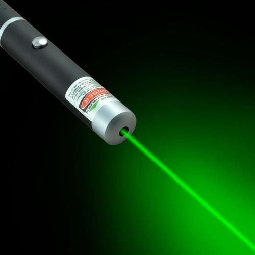Un Affichage De Lumière Laser Vert Et Rose Est Affiché Dans Une