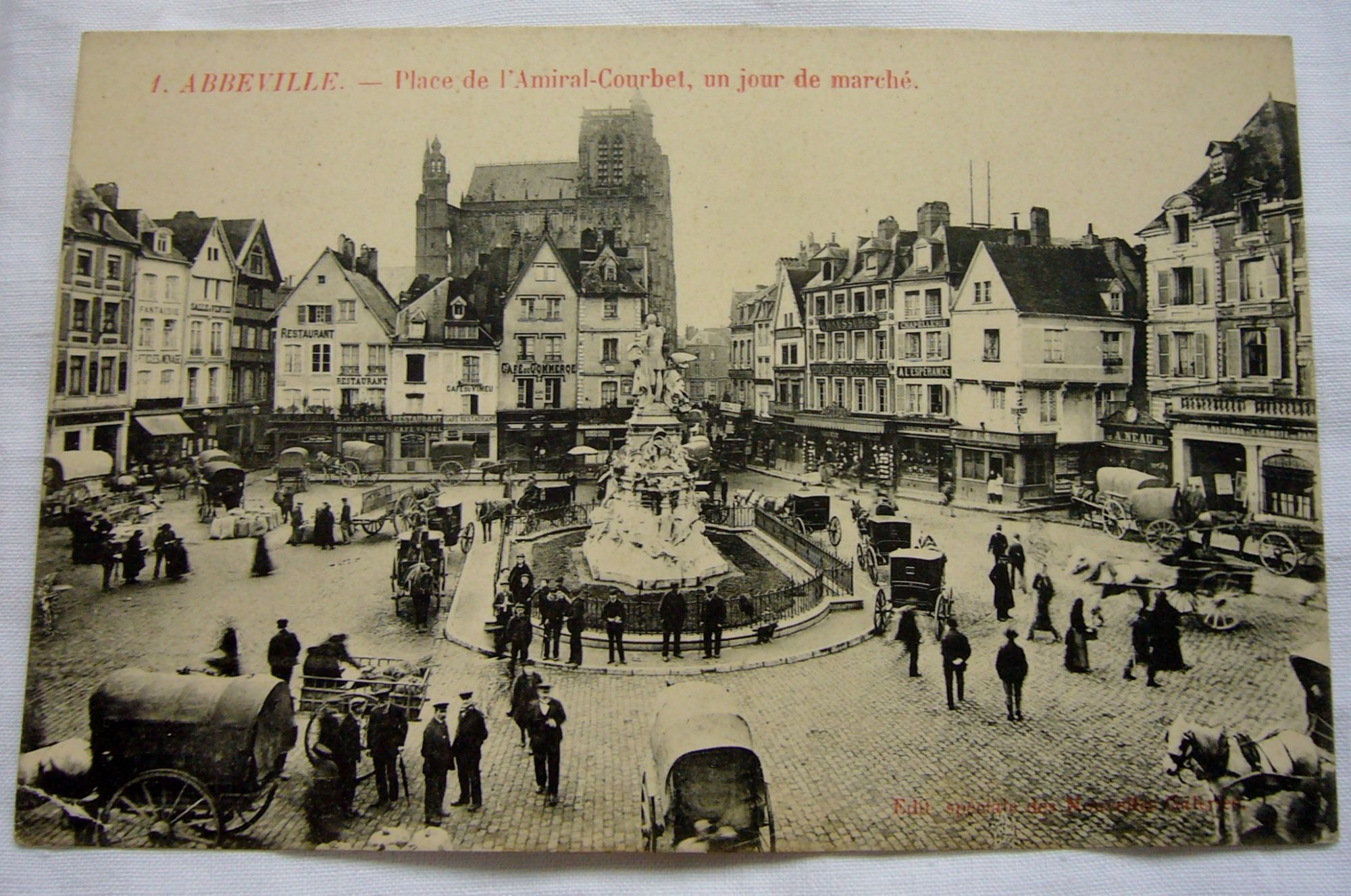 C P A Abbeville ( Somme ) Place De L' Amiral Courbet , Un Jour De Marché , Très Animée