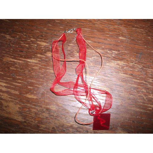 Collier En Tissu Rouge Et Carré
