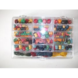 Set De Perles En Bois Colorés Avec Ses Fils Dans Sa Boite À Compartiments
