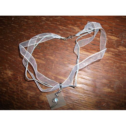 Collier En Tissu Bleu Avec Carré