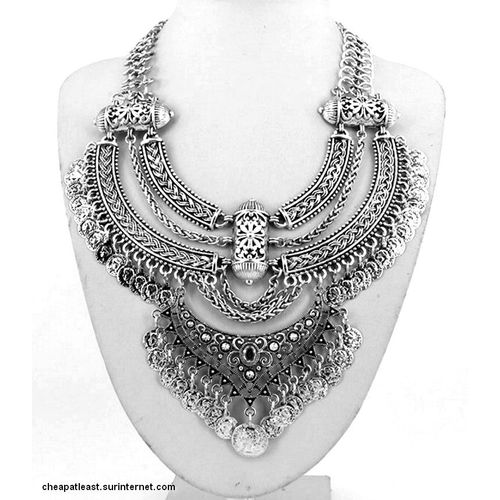 Imposant Collier Plastron  En Métal Argenté (Couleur Argent Tibétain Vieilli) Avec Breloques Mini Pièces Moulins À Prières Style Rétro Vintage Baroque Ethnique Fashion Tendance Steampunk