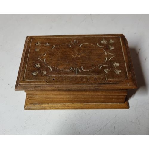 petit coffre / boite en bois ancien avec gravure vintage