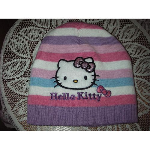 Bonnet Hello Kitty À Rayures De Couleur Mauves ,Roses ,Blanches Et Bleues Pastels ,Bord Côtelé ,Taille 52 ,( 4 Ans ), Fantaisie :Feutrine Hello Kitty Cousue À L'avant ,Noeud Strass, ,Logo Brodé .